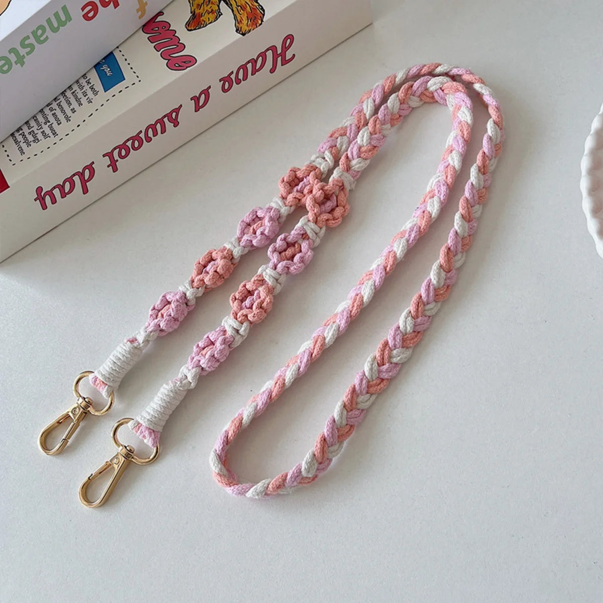 🎀 Lanyard con flor tejida – Correa cruzada cute con parche reemplazable y llavero