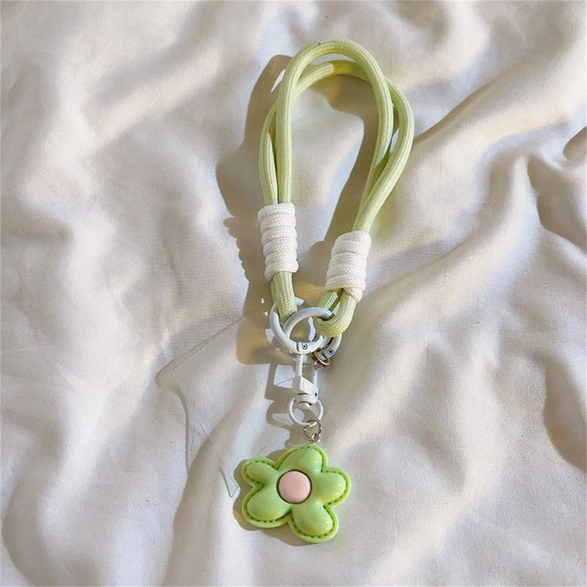 🎀 Correa con flor de cuero – Lanyard con cadena y anillo, parche desmontable para celular