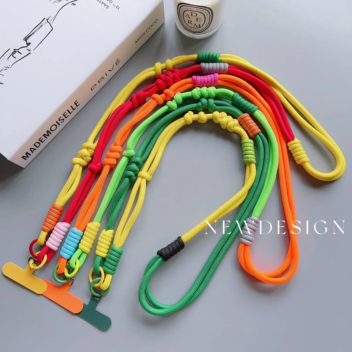 🎀 Lanyard Fashion con Contraste – Correa cruzada para celular, estilo moderno, con clip y diseño anti pérdida
