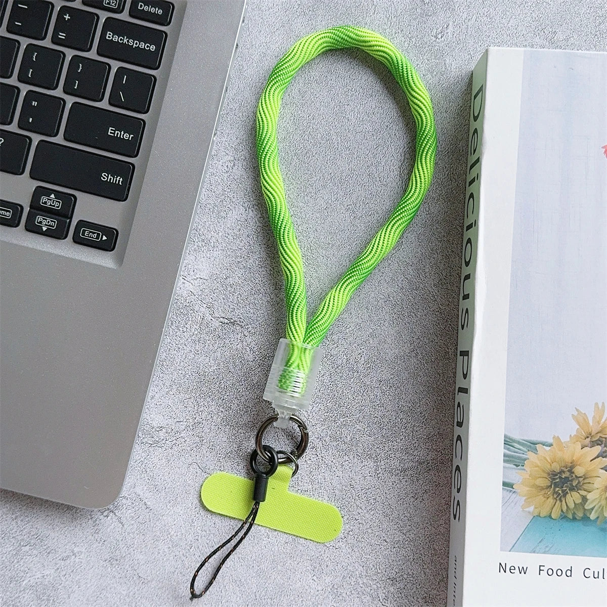 🎀 Pulsera Camuflaje con Raya – Lanyard colorido con diseño militar moderno, anti pérdida, compatible con Samsung e iPhone