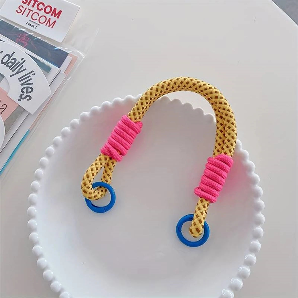 🎀 Lanyard Decorativo Universal – Cuerda trenzada anti pérdida para celular, pulsera fuerte y corta con diseño chic