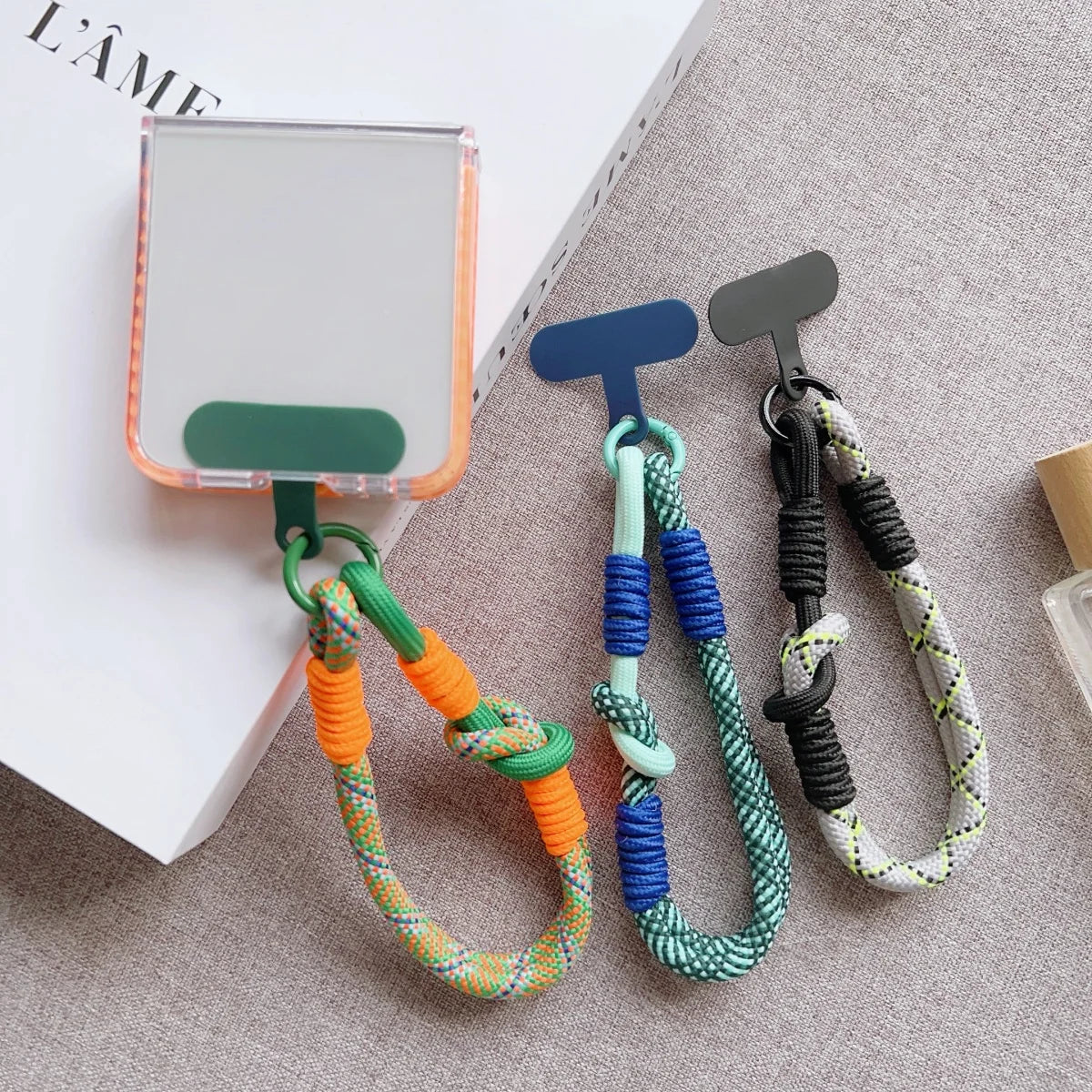 🎀 Pulsera Ajustable de Color Contrastante – Correa corta y simple para celular, diseño elegante y práctico anti pérdida