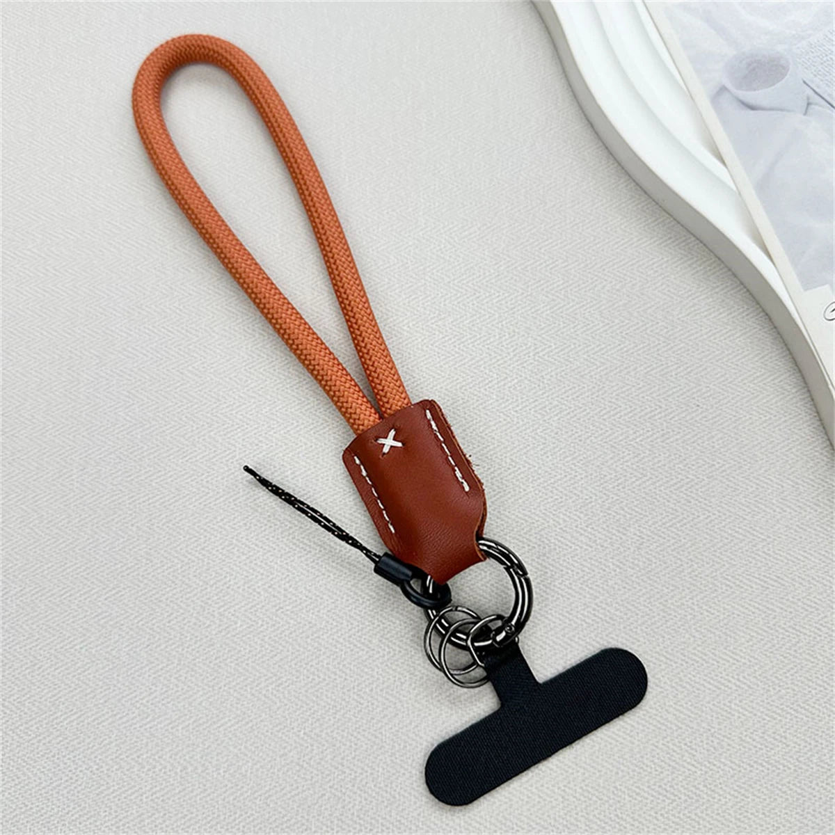 🎀 Lanyard Corto de Nylon y Cuero – Pulsera trenzada anticaídas con clip, cuerda decorativa para funda de celular
