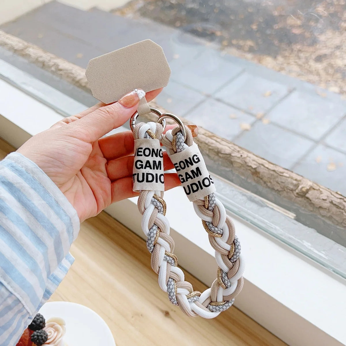 🎀 Correa Tejida con Hilo Dorado – Lanyard colorido y cute, para celular o pantalones, con diseño brillante y anti pérdida