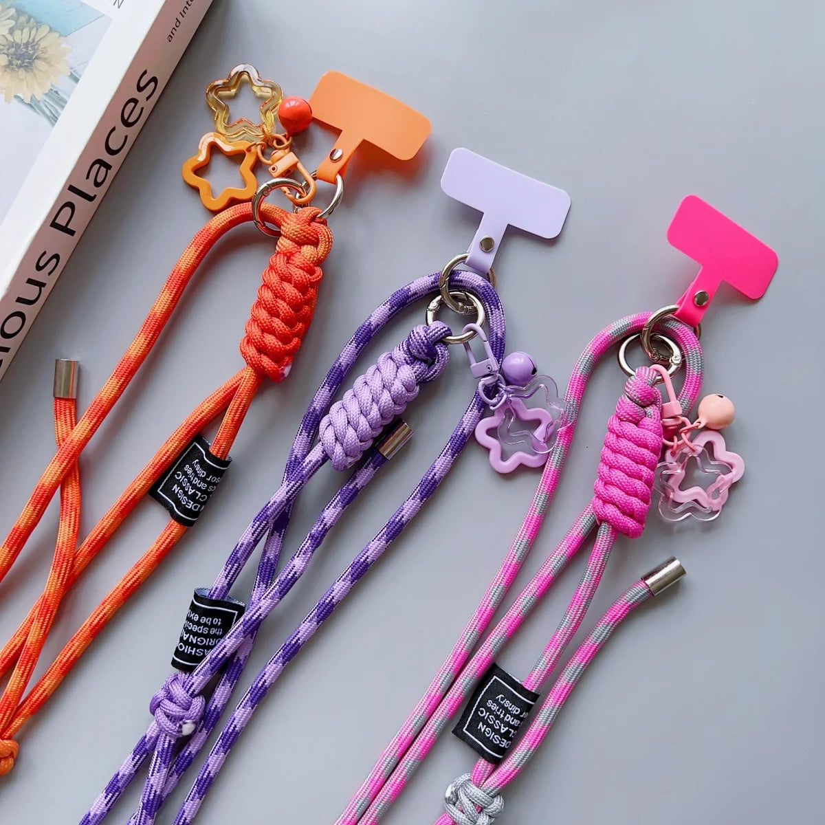 🎀 Lanyard con diseño de cuadros – Correa acrílica universal cruzada con cuerda para cuello anticaída