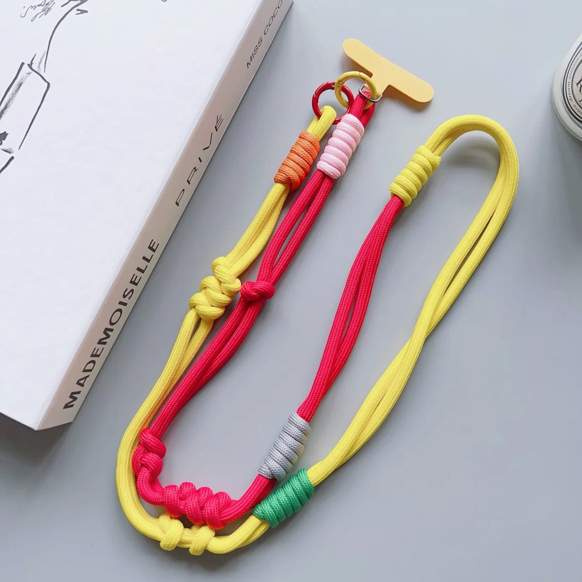 🎀 Lanyard Fashion con Contraste – Correa cruzada para celular, estilo moderno, con clip y diseño anti pérdida