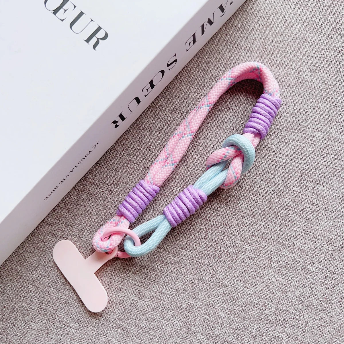 🎀 Pulsera Ajustable de Color Contrastante – Correa corta y simple para celular, diseño elegante y práctico anti pérdida