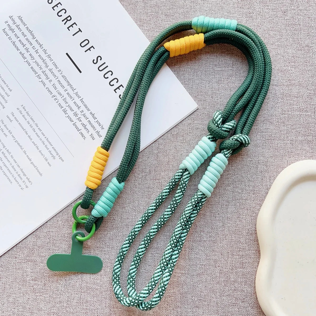 🎀 Lanyard Cute Bicolor – Correa cruzada de exterior para celular con clip, anti pérdida, con estilo moderno y femenino