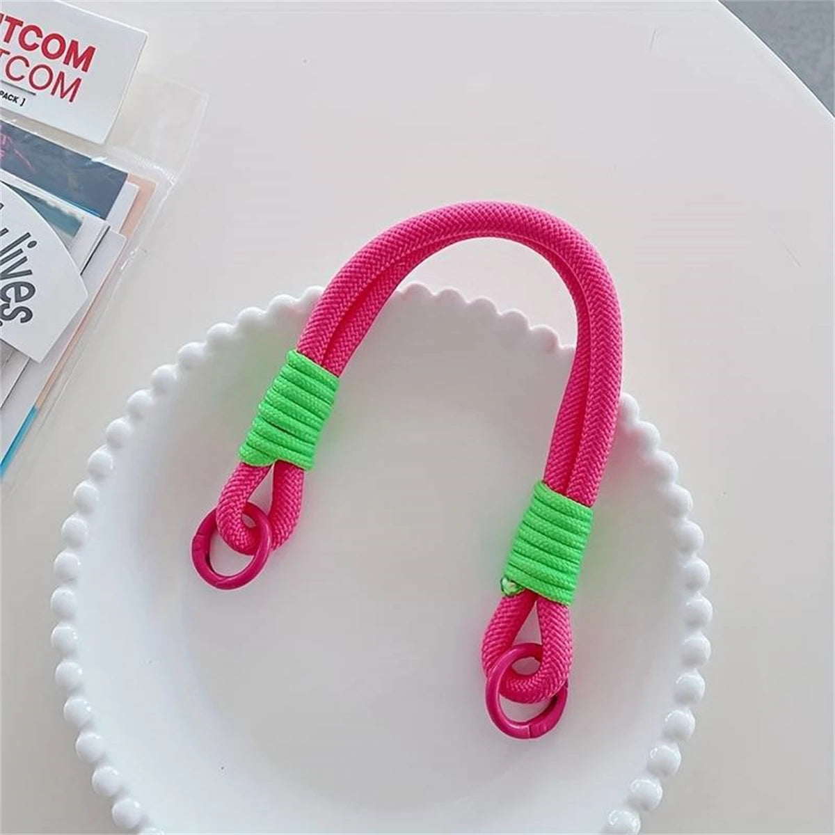 🎀 Lanyard Decorativo Universal – Cuerda trenzada anti pérdida para celular, pulsera fuerte y corta con diseño chic