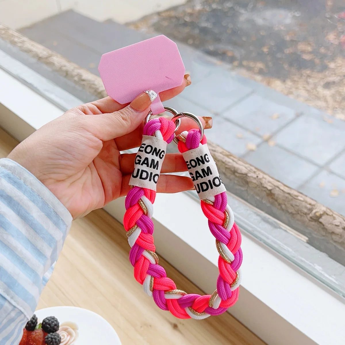 🎀 Correa Tejida con Hilo Dorado – Lanyard colorido y cute, para celular o pantalones, con diseño brillante y anti pérdida