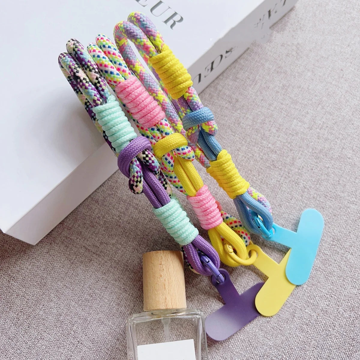 🎀 Pulsera Ajustable de Color Contrastante – Correa corta y simple para celular, diseño elegante y práctico anti pérdida