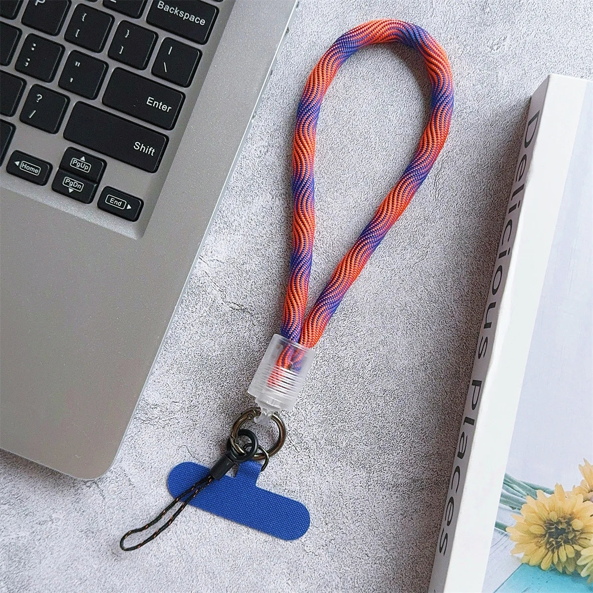 🎀 Pulsera Camuflaje con Raya – Lanyard colorido con diseño militar moderno, anti pérdida, compatible con Samsung e iPhone
