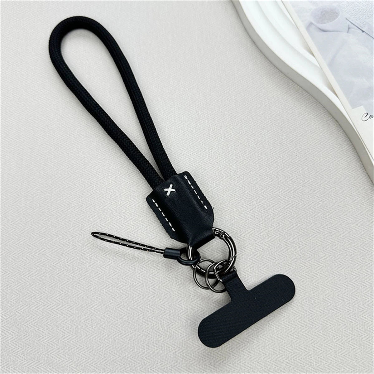 🎀 Lanyard Corto de Nylon y Cuero – Pulsera trenzada anticaídas con clip, cuerda decorativa para funda de celular