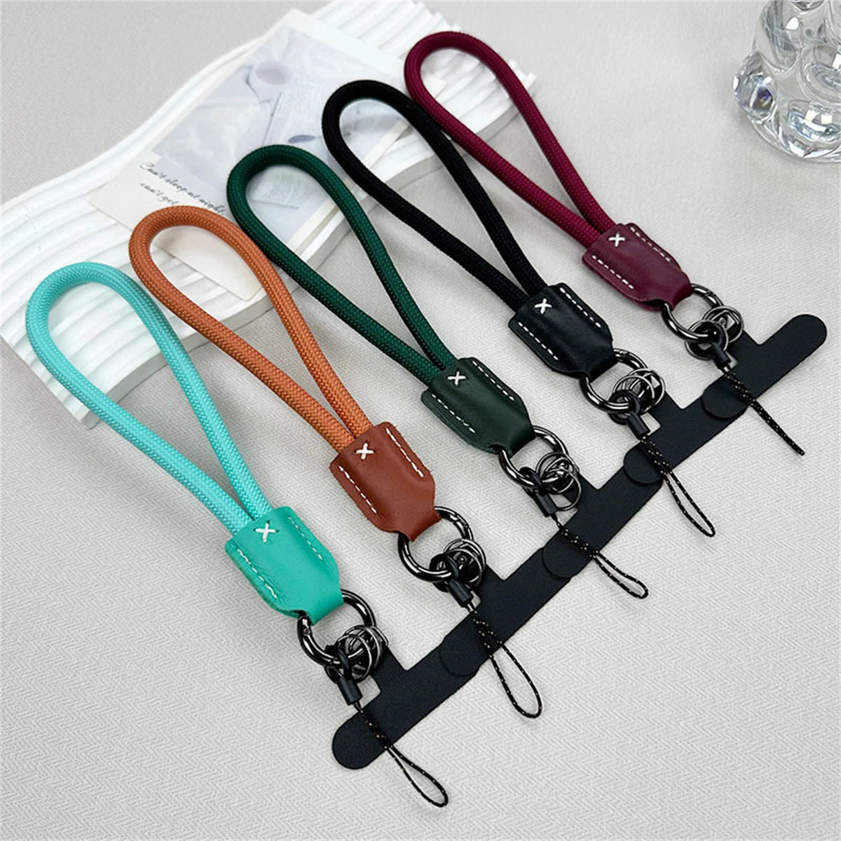 🎀 Lanyard Corto de Nylon y Cuero – Pulsera trenzada anticaídas con clip, cuerda decorativa para funda de celular