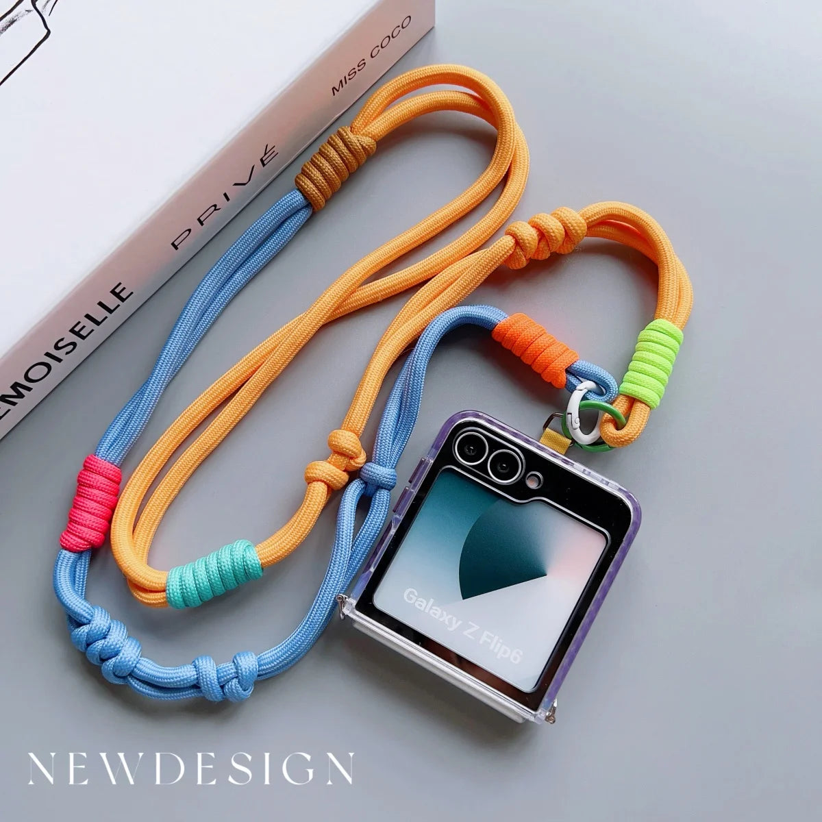 🎀 Lanyard Fashion con Contraste – Correa cruzada para celular, estilo moderno, con clip y diseño anti pérdida