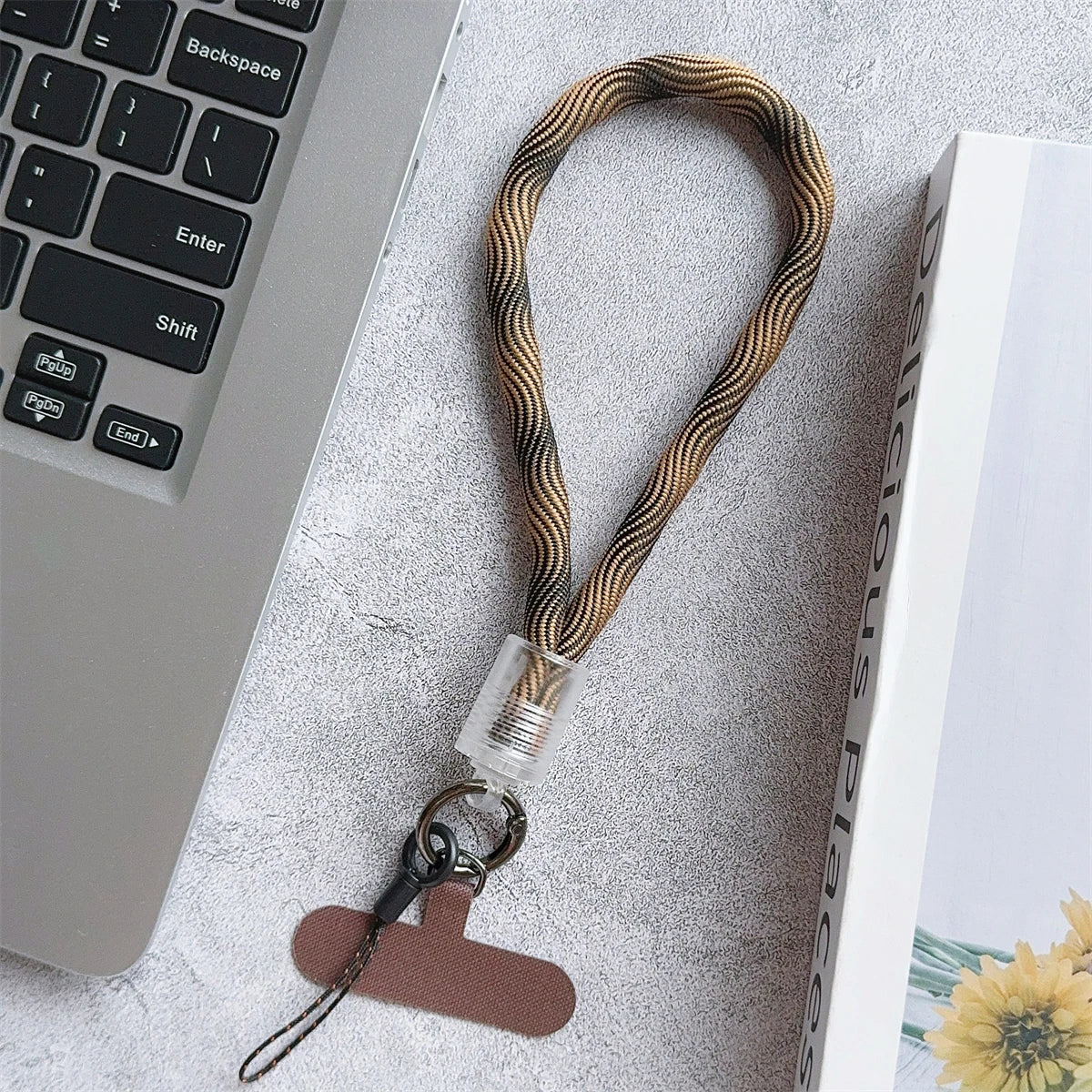 🎀 Pulsera Camuflaje con Raya – Lanyard colorido con diseño militar moderno, anti pérdida, compatible con Samsung e iPhone