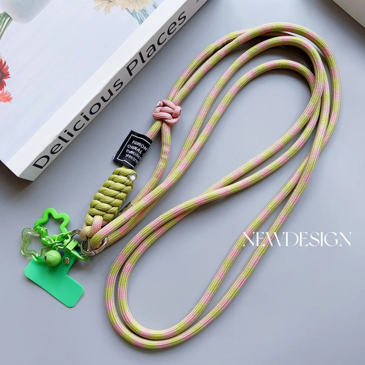 🎀 Lanyard con diseño de cuadros – Correa acrílica universal cruzada con cuerda para cuello anticaída