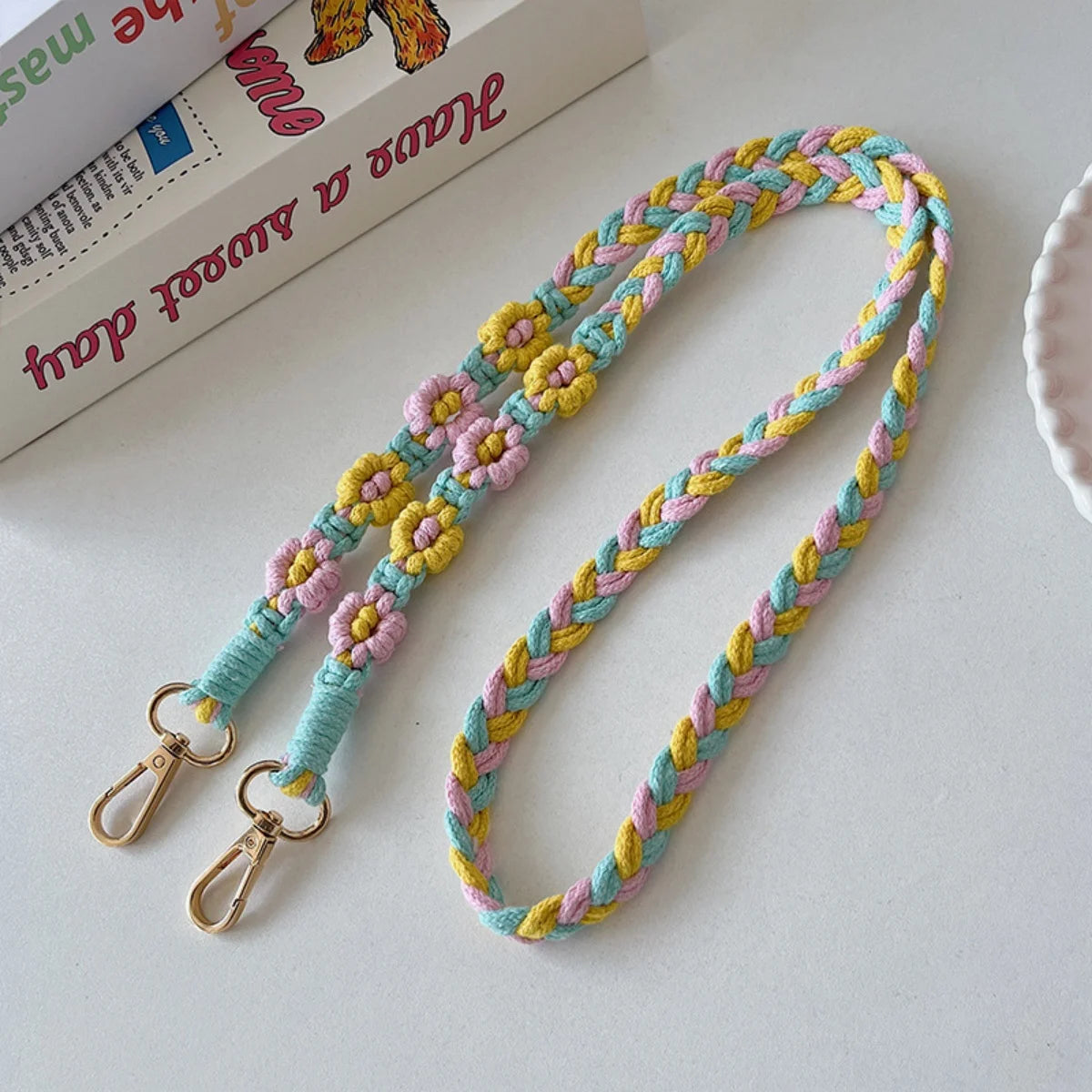 🎀 Lanyard con flor tejida – Correa cruzada cute con parche reemplazable y llavero