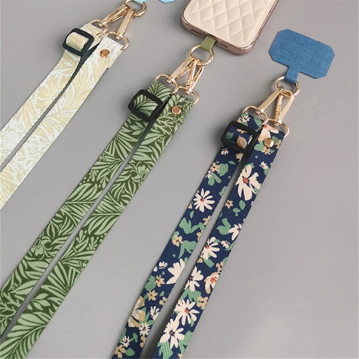 🎀 Correa con hojas verdes – Lanyard ajustable de cuello para celular con parche y cuerda colgante