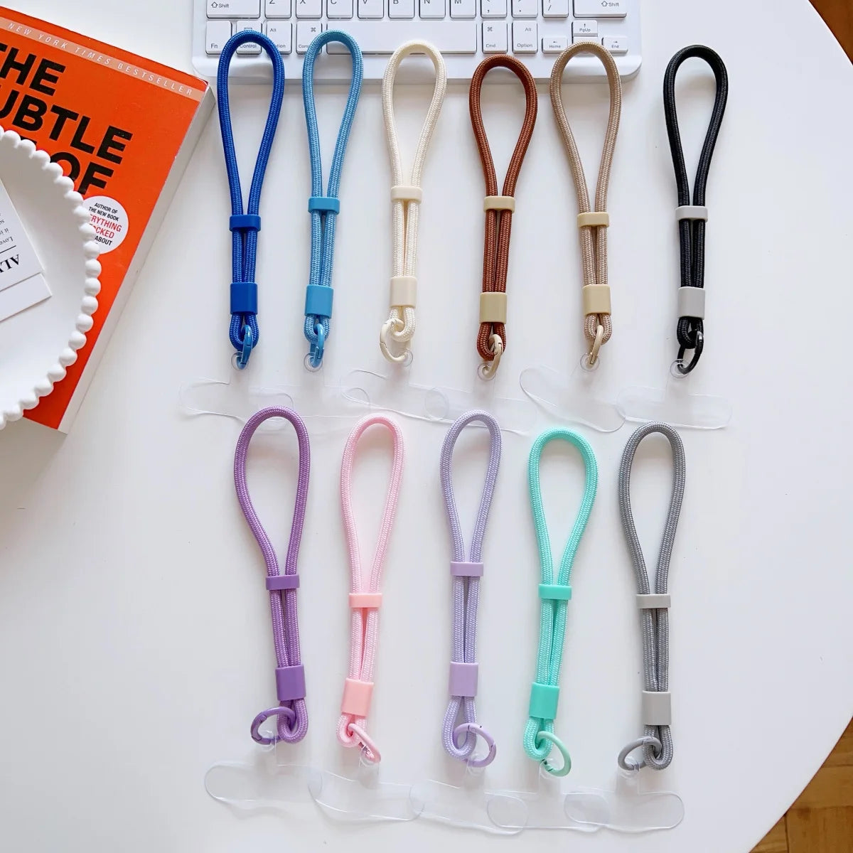 🎀 Lanyard Silicona Pastel – Correa corta y ajustable tipo pulsera, colores dulces, clip universal anti pérdida para celular