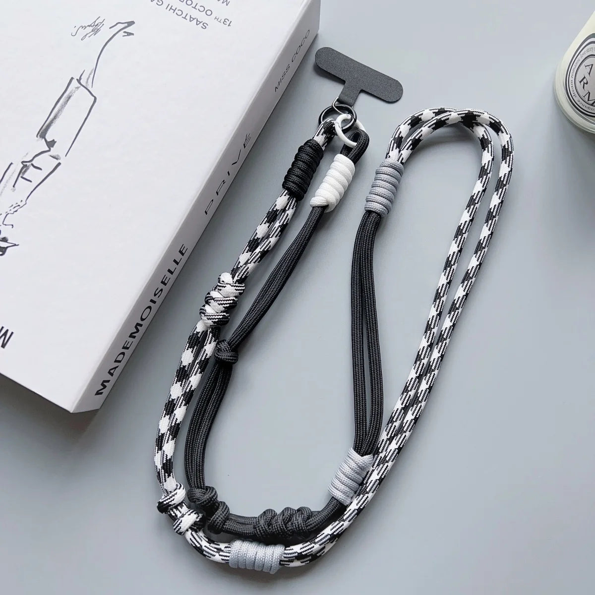 🎀 Lanyard Fashion con Contraste – Correa cruzada para celular, estilo moderno, con clip y diseño anti pérdida