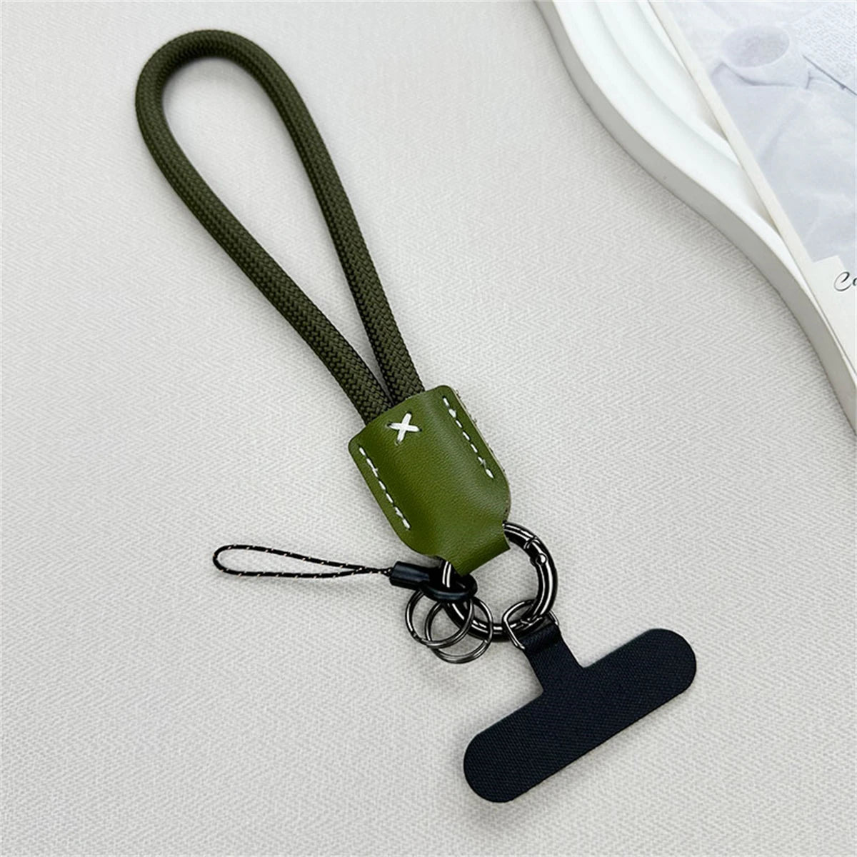 🎀 Lanyard Corto de Nylon y Cuero – Pulsera trenzada anticaídas con clip, cuerda decorativa para funda de celular