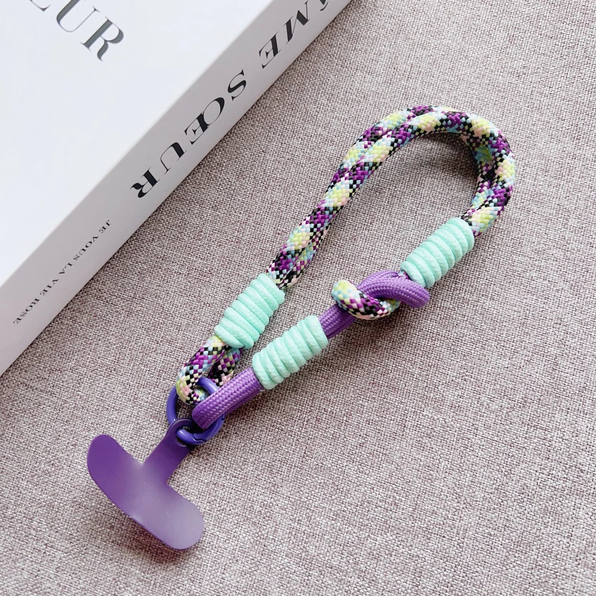 🎀 Pulsera Ajustable de Color Contrastante – Correa corta y simple para celular, diseño elegante y práctico anti pérdida