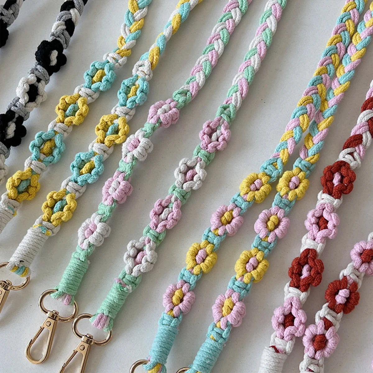 🎀 Lanyard con flor tejida – Correa cruzada cute con parche reemplazable y llavero