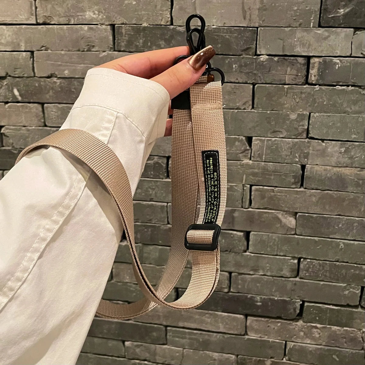 🎀 Lanyard largo cruzado elegante – Correa ajustable para cuello con diseño anticaída