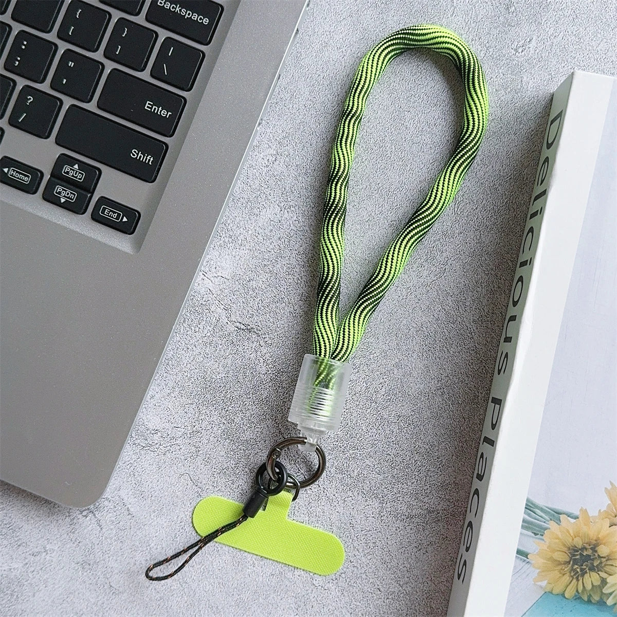 🎀 Pulsera Camuflaje con Raya – Lanyard colorido con diseño militar moderno, anti pérdida, compatible con Samsung e iPhone