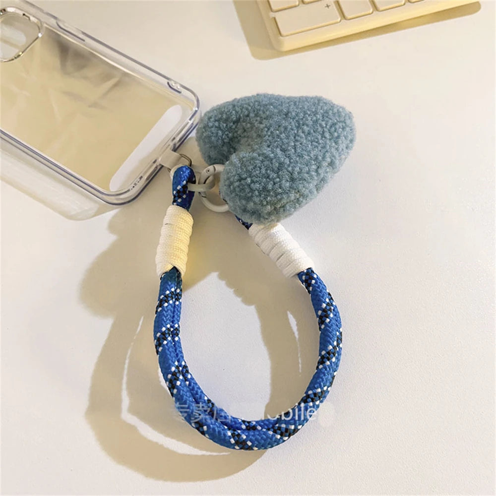 🎀 Lanyard de Peluche con Corazón – Colgante estilo mesh con tiras trenzadas, llavero y correa para celular o bolso