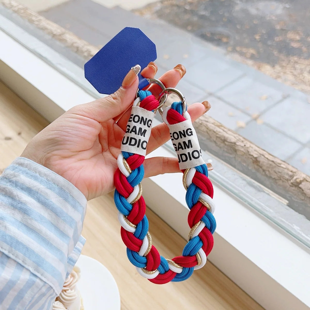 🎀 Correa Tejida con Hilo Dorado – Lanyard colorido y cute, para celular o pantalones, con diseño brillante y anti pérdida