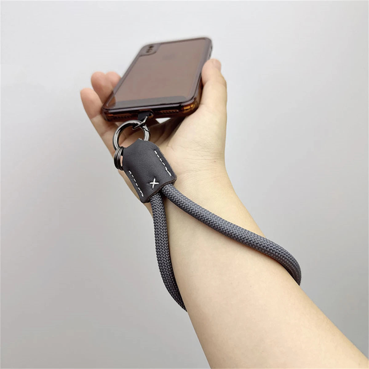 🎀 Lanyard Corto de Nylon y Cuero – Pulsera trenzada anticaídas con clip, cuerda decorativa para funda de celular