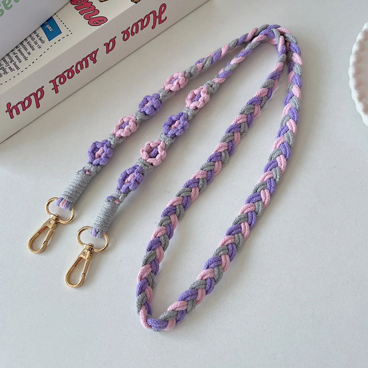 🎀 Lanyard con flor tejida – Correa cruzada cute con parche reemplazable y llavero