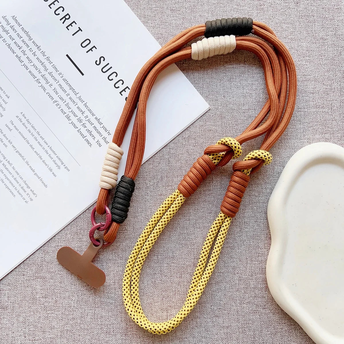 🎀 Lanyard Cute Bicolor – Correa cruzada de exterior para celular con clip, anti pérdida, con estilo moderno y femenino