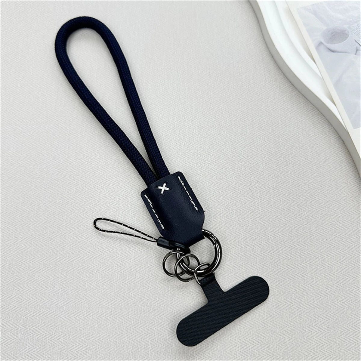 🎀 Lanyard Corto de Nylon y Cuero – Pulsera trenzada anticaídas con clip, cuerda decorativa para funda de celular
