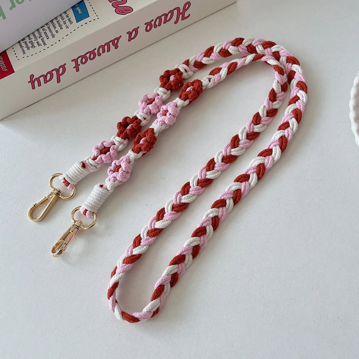 🎀 Lanyard con flor tejida – Correa cruzada cute con parche reemplazable y llavero