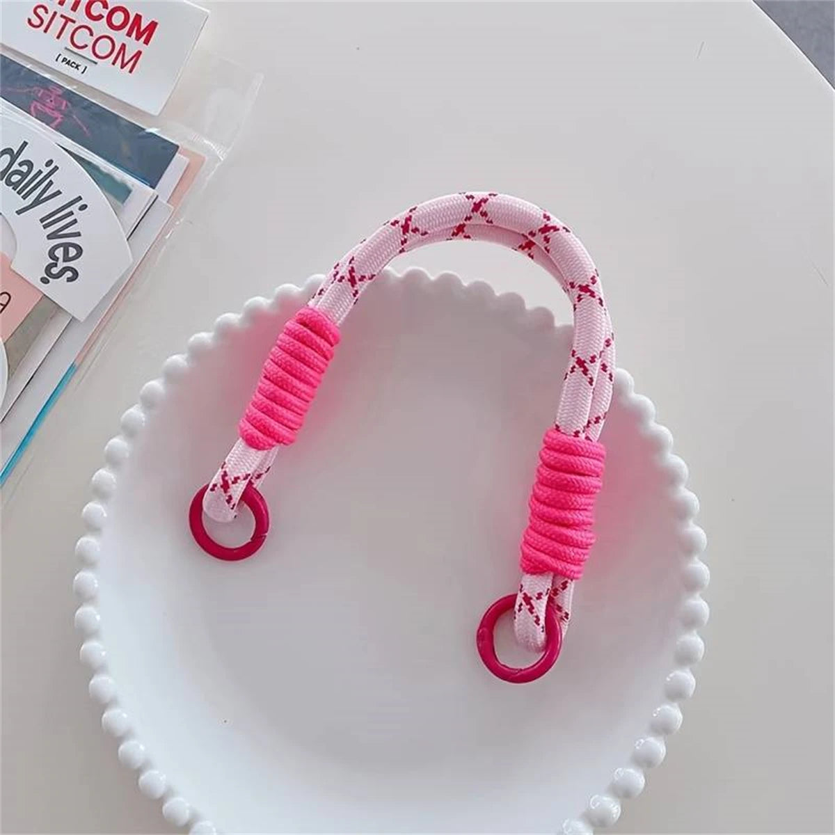 🎀 Lanyard Decorativo Universal – Cuerda trenzada anti pérdida para celular, pulsera fuerte y corta con diseño chic