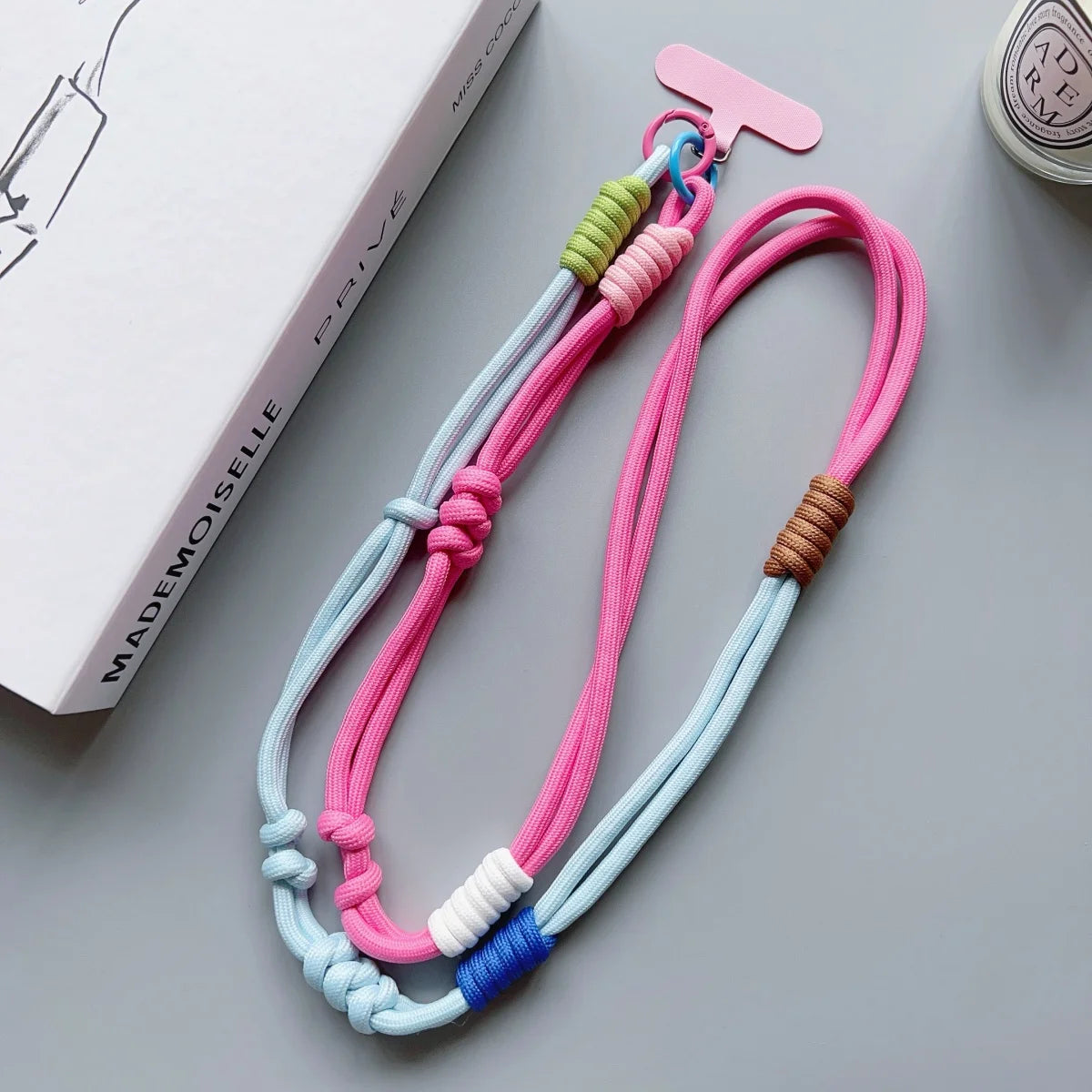 🎀 Lanyard Fashion con Contraste – Correa cruzada para celular, estilo moderno, con clip y diseño anti pérdida