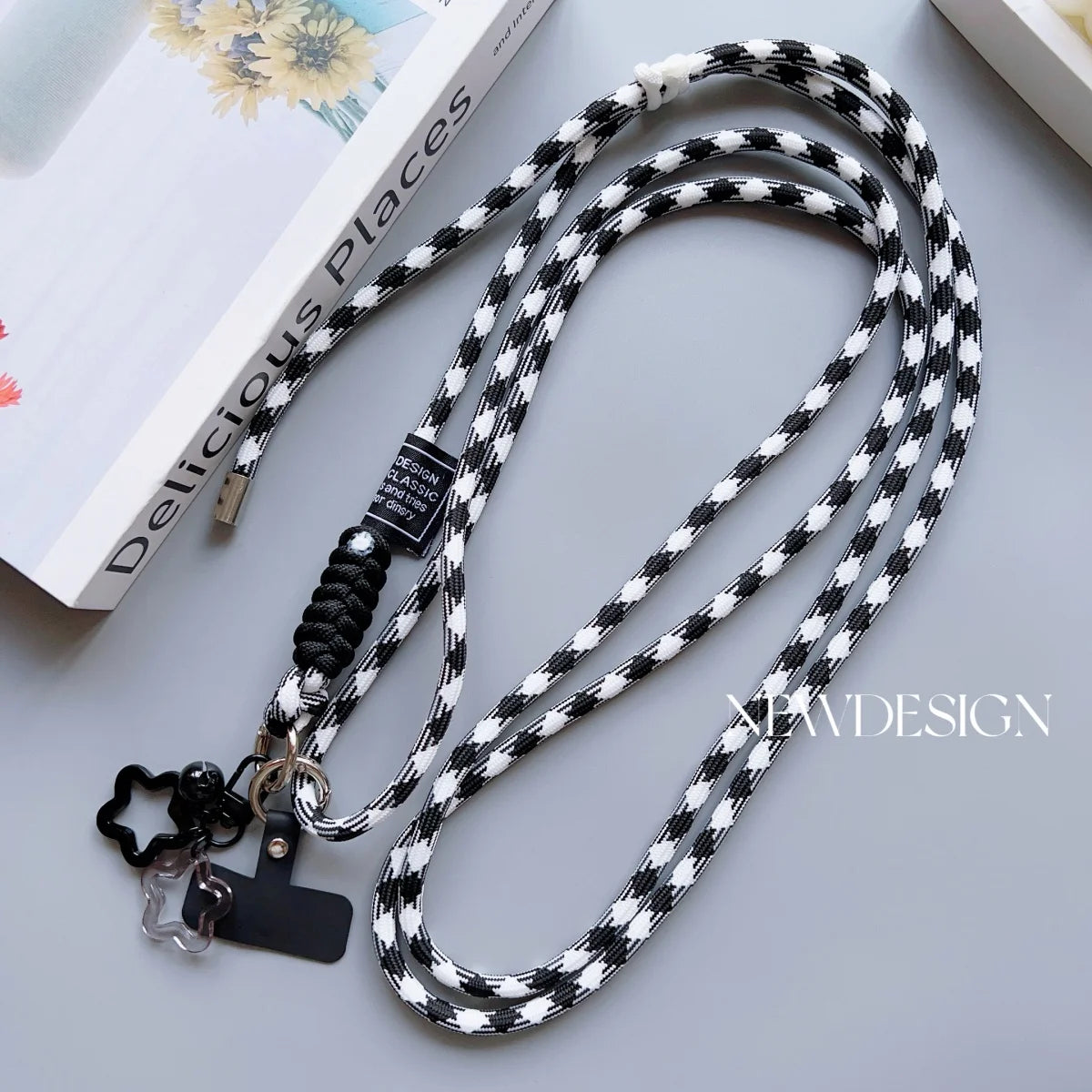 🎀 Lanyard con diseño de cuadros – Correa acrílica universal cruzada con cuerda para cuello anticaída