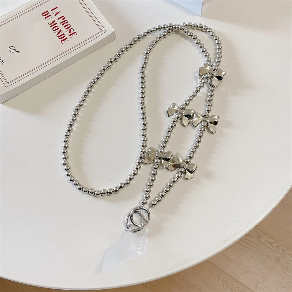 🎀 Pulsera con Lazo Plateado y Perlas – Lanyard de lujo con diseño de cadena y dije, anti pérdida, ideal para celulares