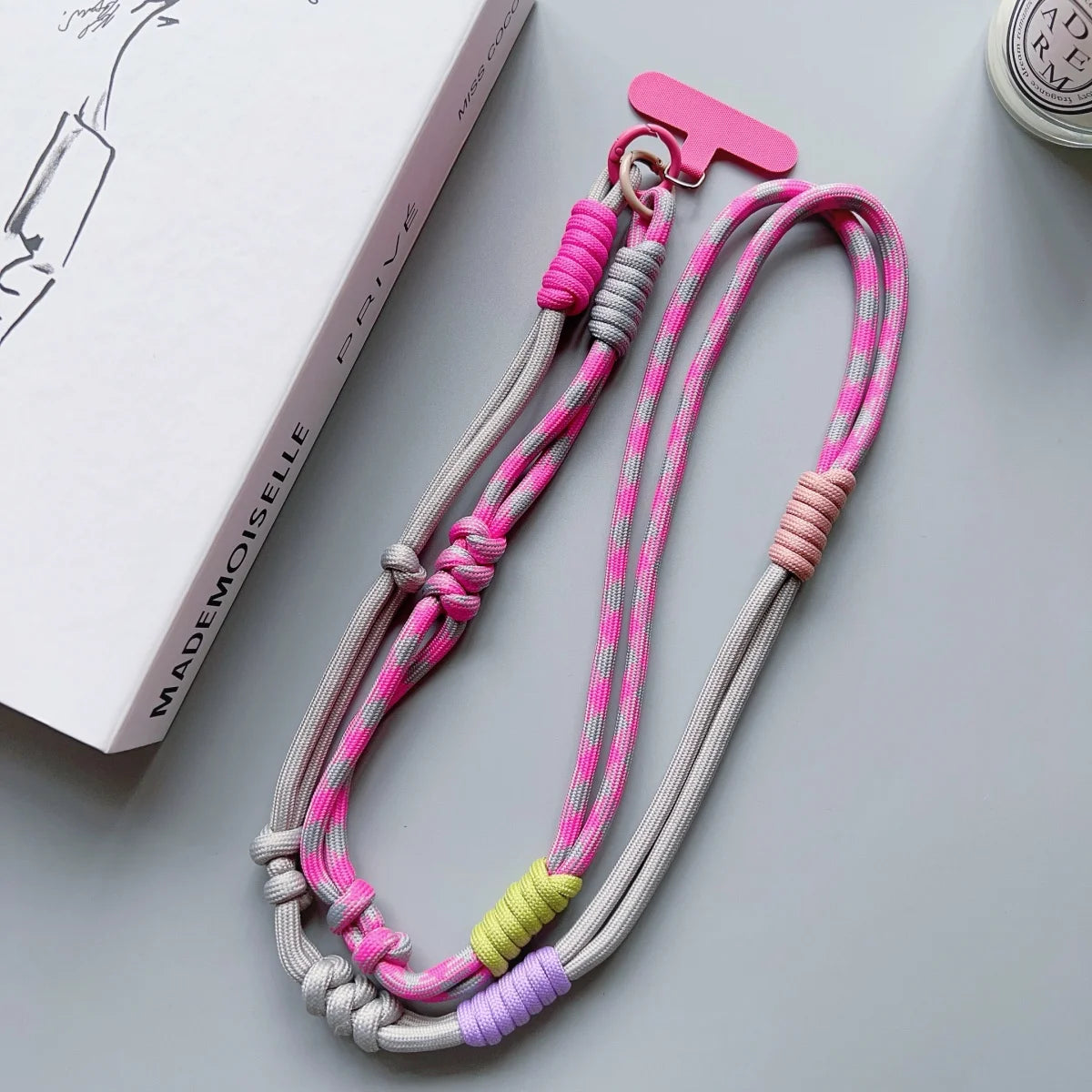 🎀 Lanyard Fashion con Contraste – Correa cruzada para celular, estilo moderno, con clip y diseño anti pérdida