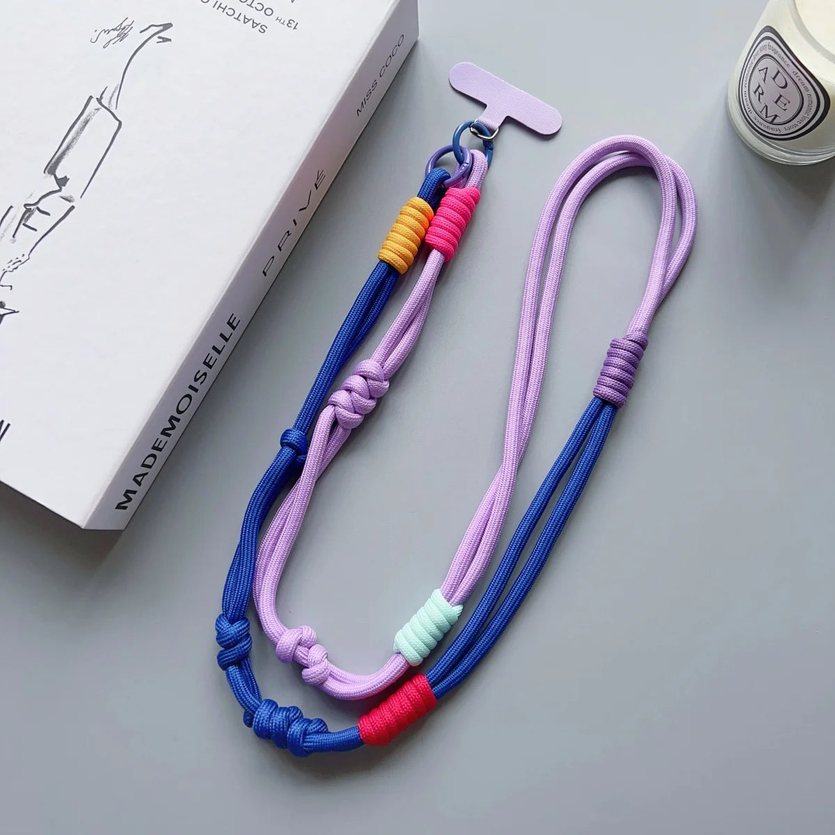 🎀 Lanyard Fashion con Contraste – Correa cruzada para celular, estilo moderno, con clip y diseño anti pérdida