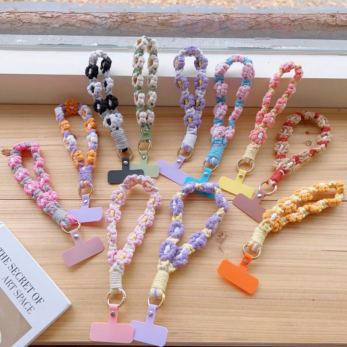 🎀 Correa de Flores Tejidas Coloridas – Lanyard decorativo para celular, llaves o pantalones, con estilo y función anti pérdida