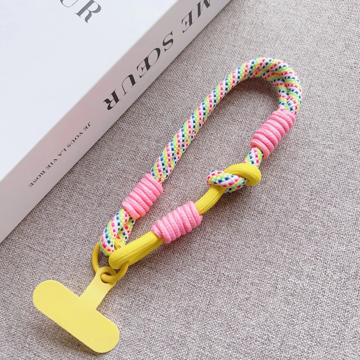 🎀 Pulsera Ajustable de Color Contrastante – Correa corta y simple para celular, diseño elegante y práctico anti pérdida