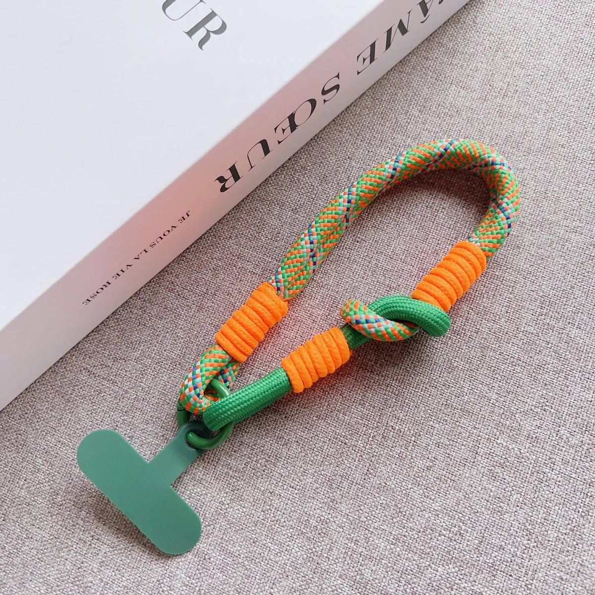 🎀 Pulsera Ajustable de Color Contrastante – Correa corta y simple para celular, diseño elegante y práctico anti pérdida