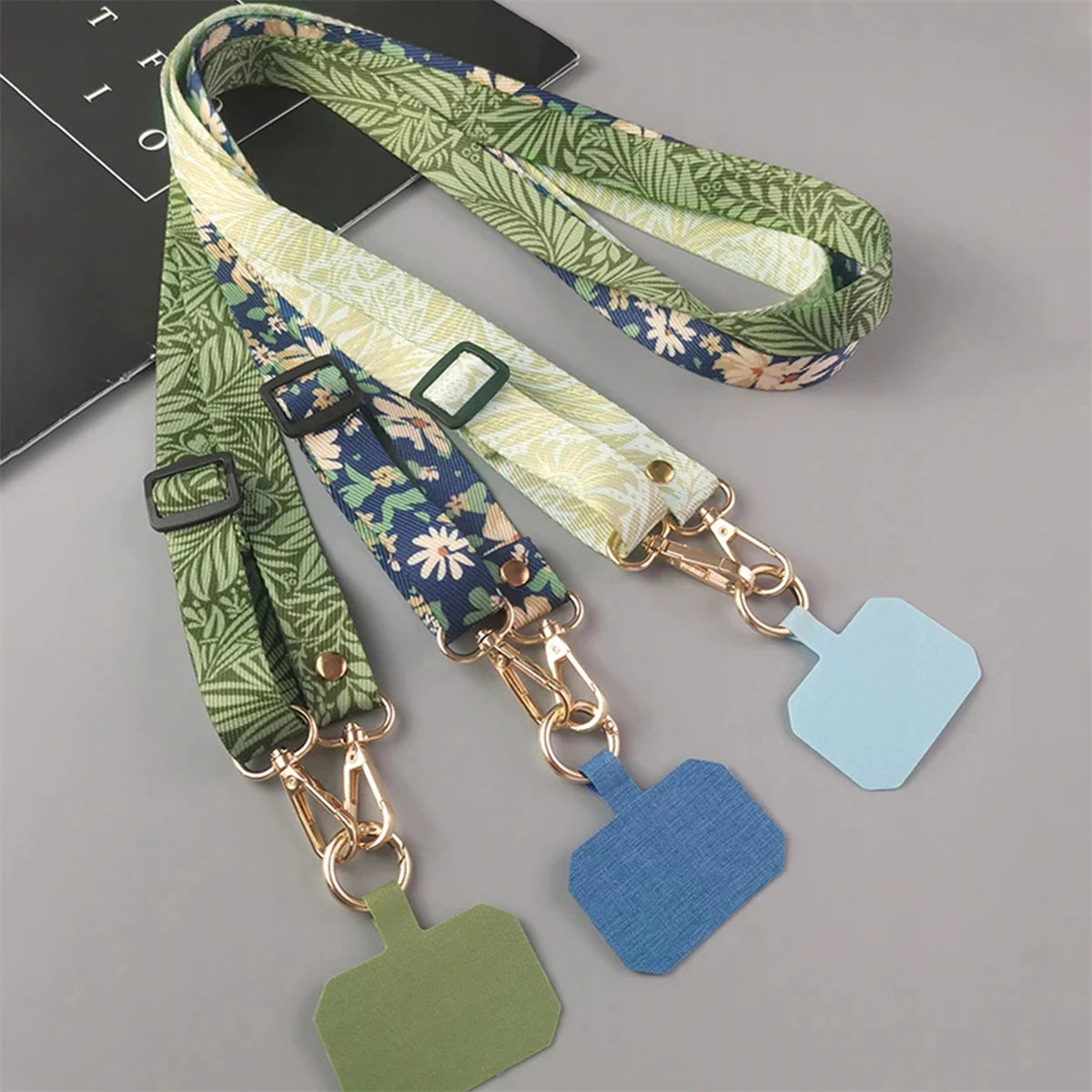 🎀 Correa con hojas verdes – Lanyard ajustable de cuello para celular con parche y cuerda colgante