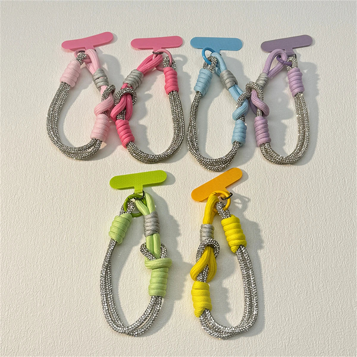 🎀 Lanyard con Cristales Brillantes – Correa elegante con anillo y parche desmontable para sujetar el celular con estilo