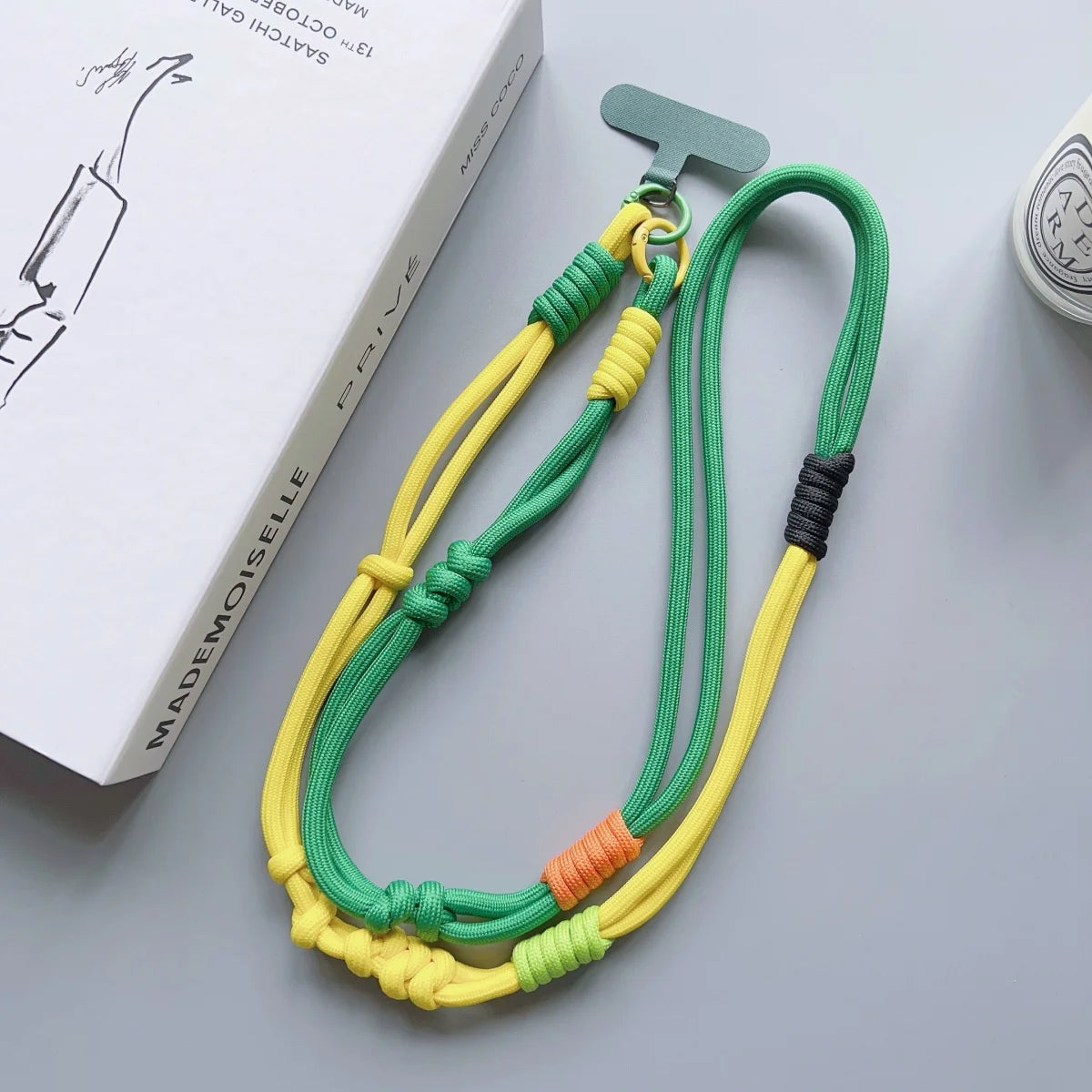 🎀 Lanyard Fashion con Contraste – Correa cruzada para celular, estilo moderno, con clip y diseño anti pérdida