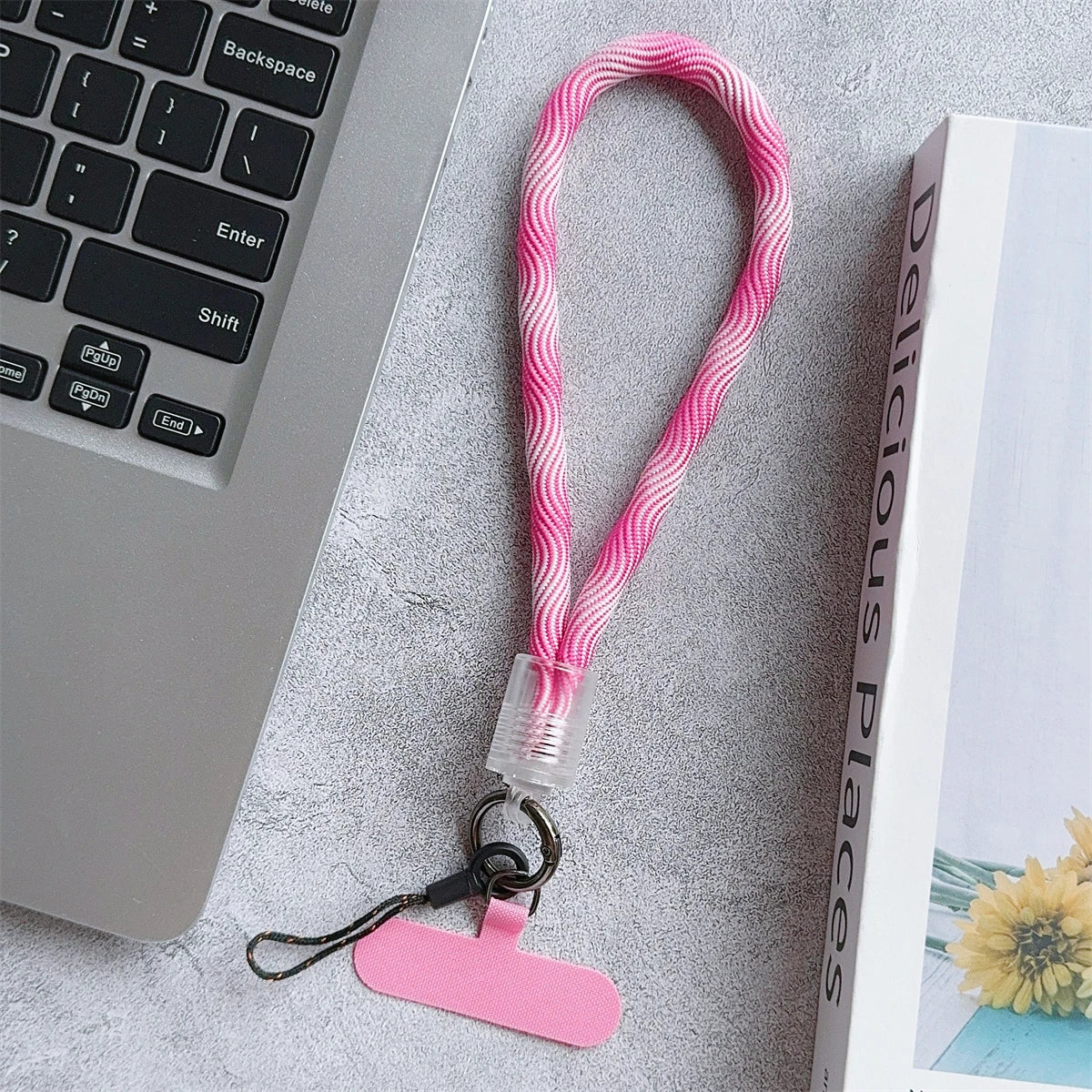 🎀 Pulsera Camuflaje con Raya – Lanyard colorido con diseño militar moderno, anti pérdida, compatible con Samsung e iPhone